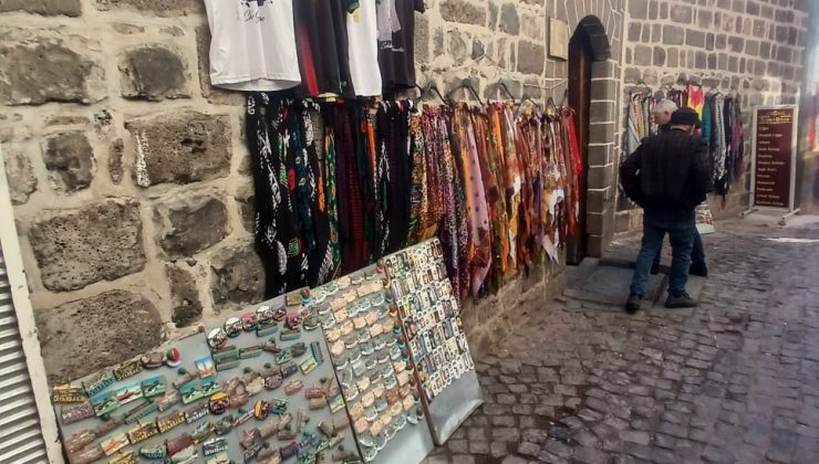 Tarihi Sur Duvarları işportacıların sergi alanına dönüştü