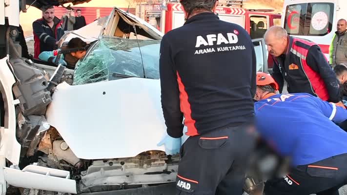 Adıyaman’da akaryakıt tankeriyle otomobil çarpıştı: 3 ölü, 4 yaralı