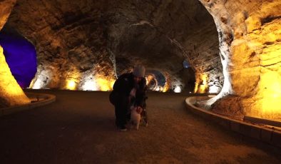 Tuz Mağaraları’nın sevimli rehberi “Duman” turistlerin ilgi odağı oldu