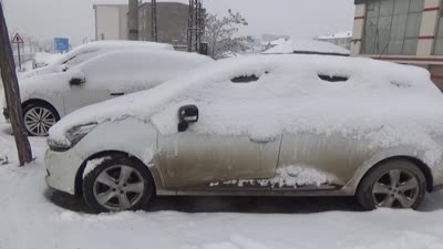 Yüksekova’da kar keyfi: Temizlik ve eğlence bir arada