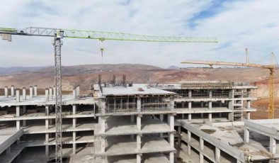 Siirt’te kule vinç operatörleri bulutların arasında çalışıyor