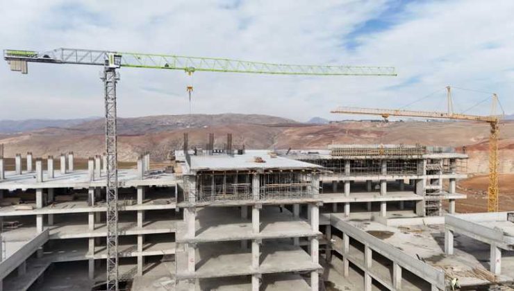Siirt’te kule vinç operatörleri bulutların arasında çalışıyor