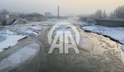 Dondurucu soğuklarda nehir ve dereler buzla kaplandı
