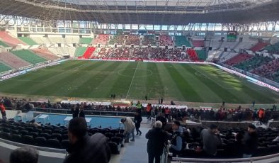 Taraftarlar Stadyuma Akın Ediyor