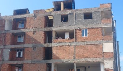 Diyarbakır’da İlginç Görüntü: Yıkılan Binanın Yanında Tuğla ile “Tamirat”