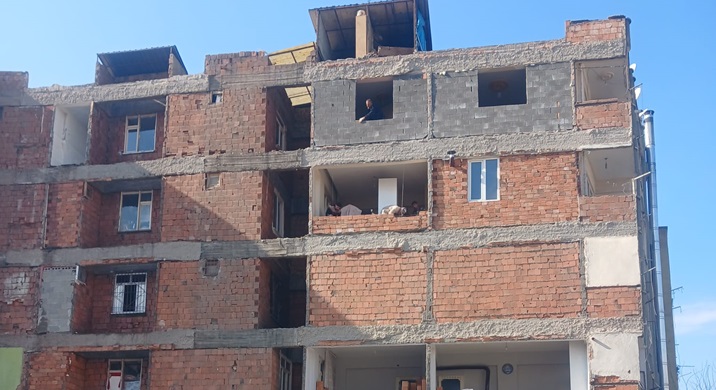 Diyarbakır’da İlginç Görüntü: Yıkılan Binanın Yanında Tuğla ile “Tamirat”