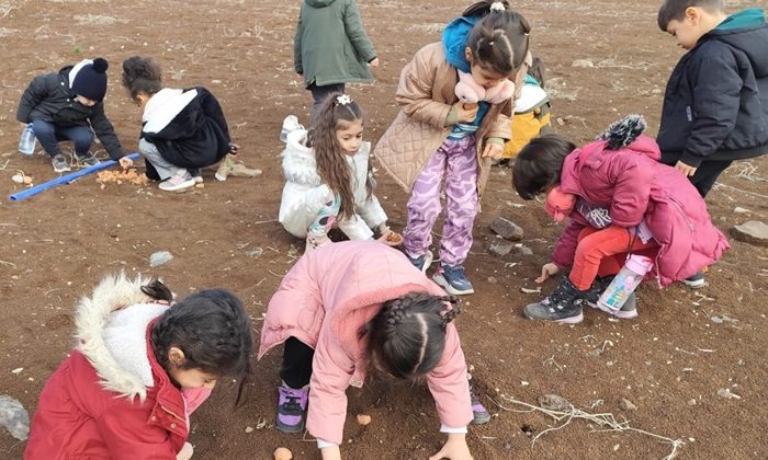 Çocuklar meşe tohumlarını toprakla buluşturdu