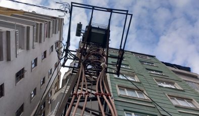 Elektrik direği tehlike saçıyor