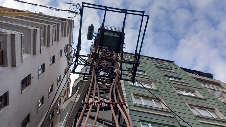 Elektrik direği tehlike saçıyor