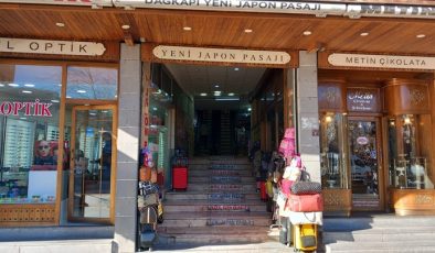 Japon pasajında alışveriş sessizliği