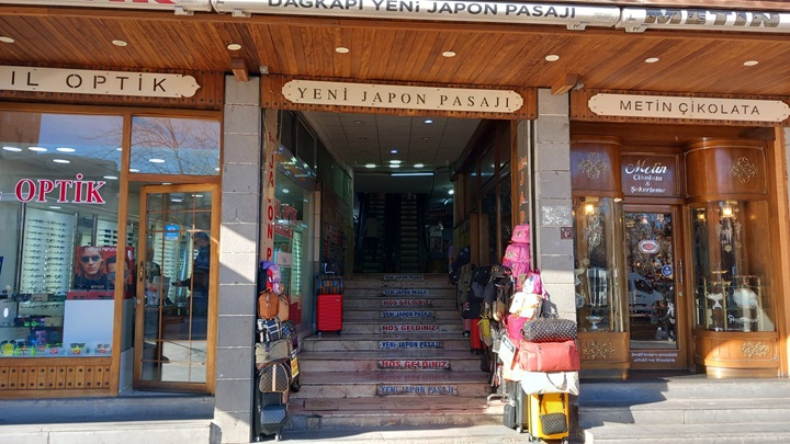 Japon pasajında alışveriş sessizliği