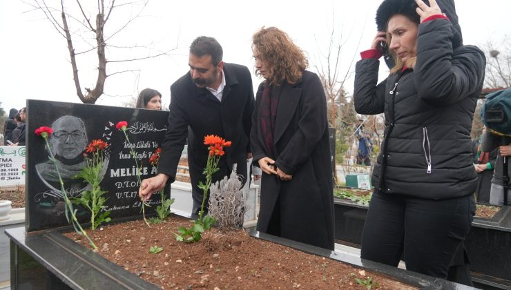 Depremde yaşamını yitirenlerin mezarlarına karanfil bırakıldı