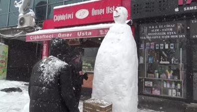 Muş’ta esnafın yaptığı dev kardan adam ilgi odağı oldu