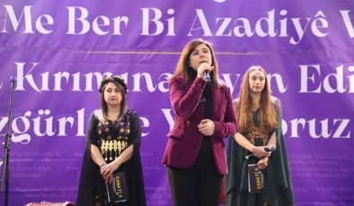 Serra Bucak: 8 Mart’ı annelerimize armağan edelim