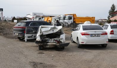Diyarbakır’da otomobille SUV aracın çarpıştığı kazada 4 kişi yaralandı