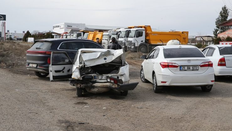 Diyarbakır’da otomobille SUV aracın çarpıştığı kazada 4 kişi yaralandı