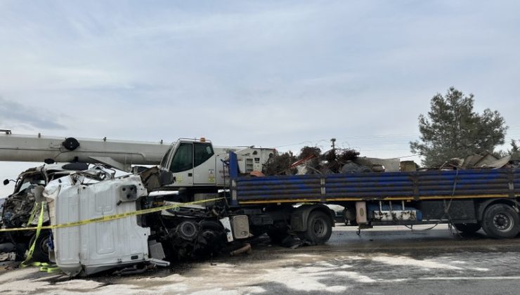 Adıyaman’da tır ile vincin çarpıştığı kazada 2 kişi ağır yaralandı