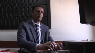 Adliyede müdürlük, sahada teknik direktörlük yapıyor