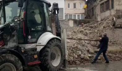 Ağın’da tehlike oluşturan metruk ev yıkıldı