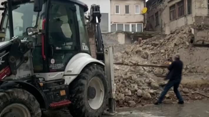 Ağın’da tehlike oluşturan metruk ev yıkıldı