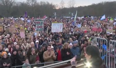 Almaya’da on binlerce kişi Hristiyan Demokratları protesto etti