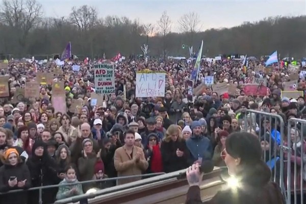 Almaya’da on binlerce kişi Hristiyan Demokratları protesto etti