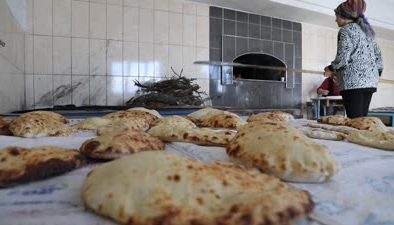 Ankaralı kadınlar imece usulü ekmek yaparak Ramazan’a hazırlanıyor