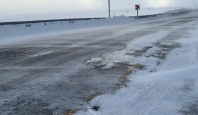 Ardahan’da kar ve tipi ulaşımı aksatıyor