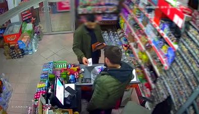 Market sahibini sahte dolarla dolandırdı