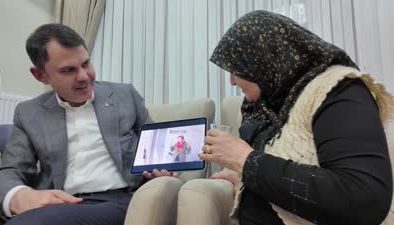 Bakan Kurum, 75 yaşındaki depremzedeyi yeni evinde ziyaret etti