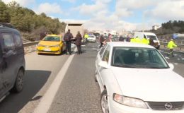 Ankara’da devrilen su yüklü kamyon 3 araca çarparak durdu
