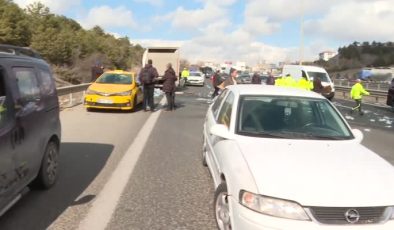 Ankara’da devrilen su yüklü kamyon 3 araca çarparak durdu