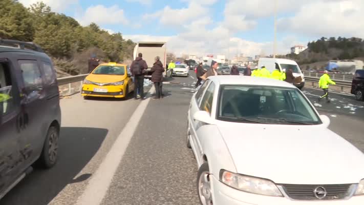 Ankara’da devrilen su yüklü kamyon 3 araca çarparak durdu