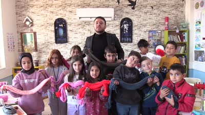 Batmanlı minik eller, depremzede çocuklar için atkı ördü