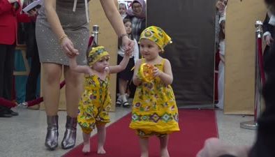 Bebek ve çocuklar podyuma çıktı, defileleri izleyicileri mest etti