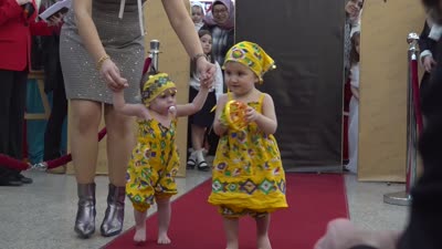 Bebek ve çocuklar podyuma çıktı, defileleri izleyicileri mest etti