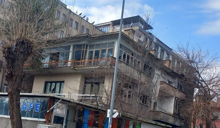 Bir dönemin ihtişamlı evleri şimdilerde metruk hale döndü.