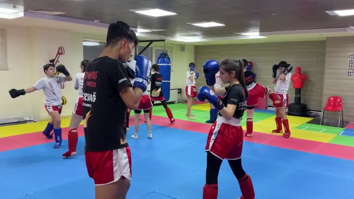 Kick boksa bir yıl önce başladı, Türkiye ikincisi oldu