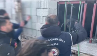 Bitlis’te briket yüklü tırda 31 düzensiz göçmen yakalandı