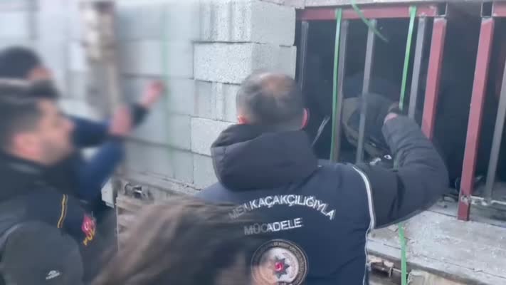 Bitlis’te briket yüklü tırda 31 düzensiz göçmen yakalandı