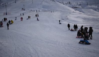 Bitlis’te koruma altındaki çocuklar kayak keyfi yaptı