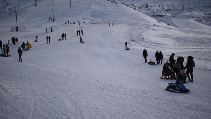 Bitlis’te koruma altındaki çocuklar kayak keyfi yaptı
