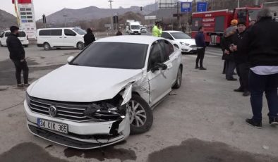 Bitlis’te para nakil aracı ile otomobil çarpıştı: 3 yaralı