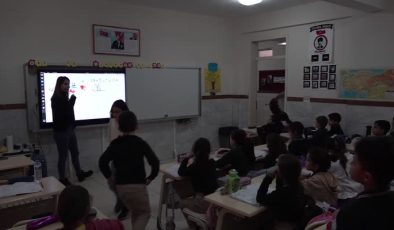 Çat kapı girdikleri sınıflarda öğrencilere Milli Mücadele’nin önemini anlatıyorlar