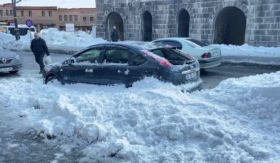 Bitlis’te çatıdan kopan kar kütlesi, park halindeki araçları vurdu