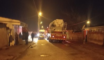 Çatıdan yükselen duman panik yarattı