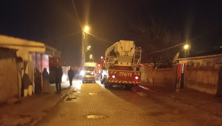 Çatıdan yükselen duman panik yarattı