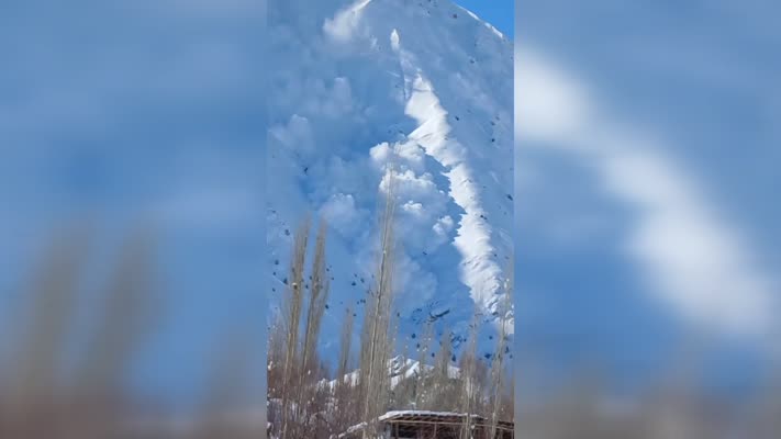 Hakkari’de çığ düştü, o anlar kameraya yansıdı