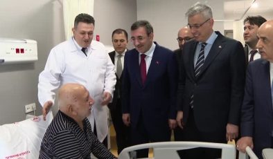 Cumhurbaşkanı Yardımcısı Yılmaz ve Bakan Memişoğlu, hastaları ziyaret etti