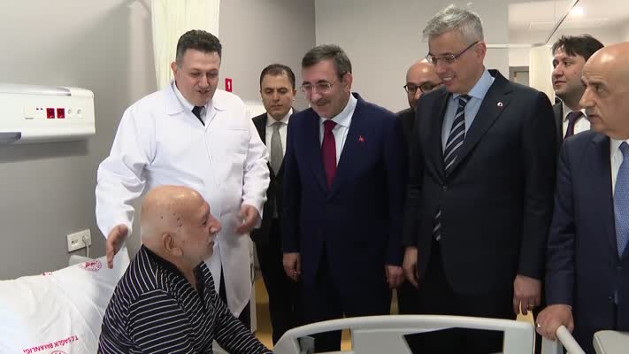 Cumhurbaşkanı Yardımcısı Yılmaz ve Bakan Memişoğlu, hastaları ziyaret etti